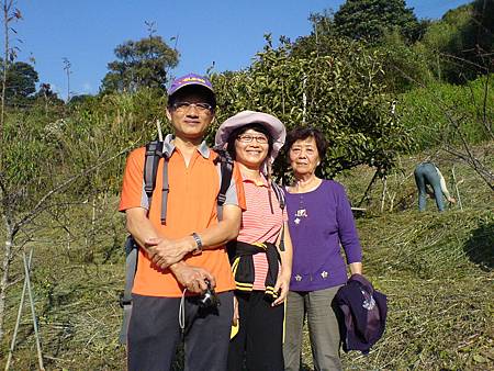 法先、美惠與親家母參觀紅肉李園