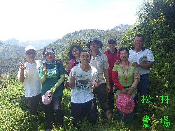 增濱一行人茶園合影