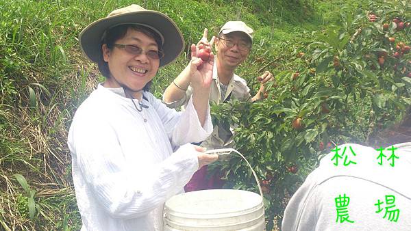 台中的陳先生和林淑惠一家人到農場參觀體驗大自然