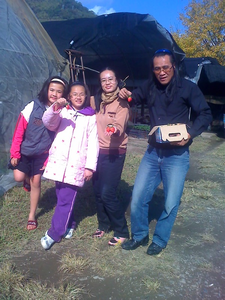 孫文龍與黃淑雲一家人在農場採草莓 