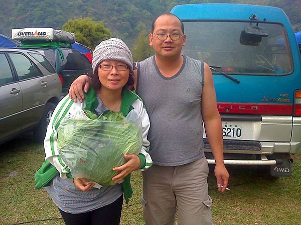 台中黃先生夫妻購買農場高麗菜 