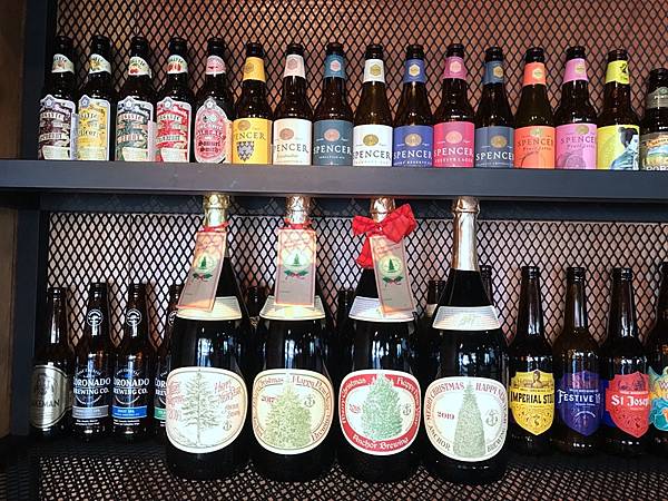 啤酒櫃上玲琅滿目來自各國的精釀啤酒