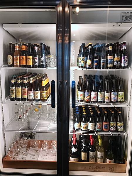 冰箱裡除了啤酒之外, 也有葡萄酒的選擇