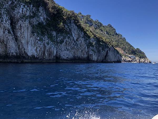 卡布里島位拿坡里灣南邊被稱為「地中海之珠」或「藍色之島」！得