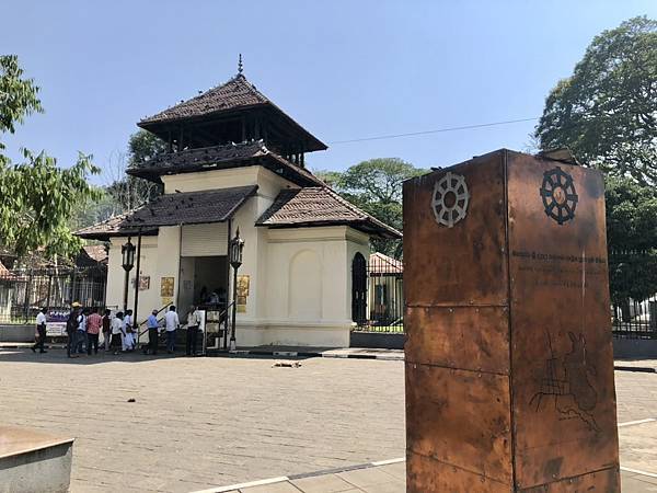 康堤整個城市是世界文化遺產！四世紀由一位公主將佛牙藏髮髻從印