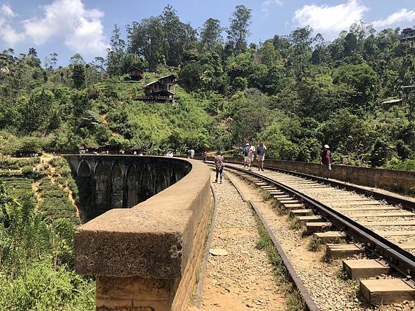 斯里蘭卡高山火車九拱橋！建於1921年只靠水泥及石頭完成為殖