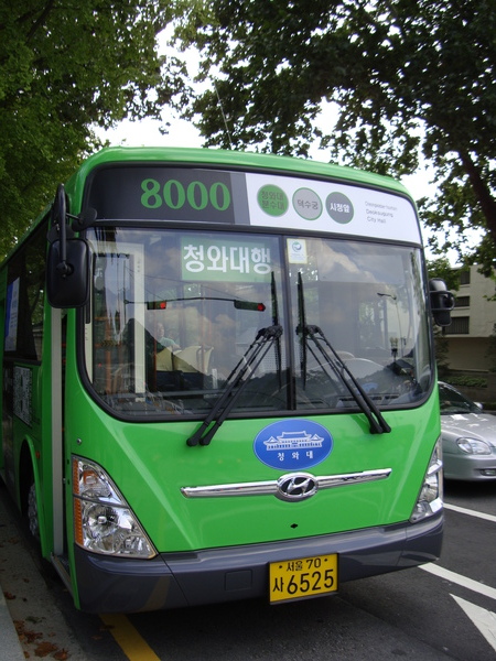 青瓦台專用公車，8000號。