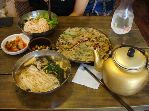 英周姐姐請我吃飯，湯麵+煎餅