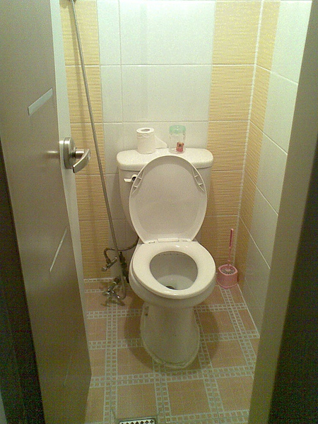 廁所一間(居然沒洗手台)浴室兩間