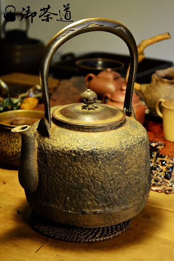 大日本釜師花名越昌晴在銘鉄瓶1462g トカチサ東な6-0831☆2F