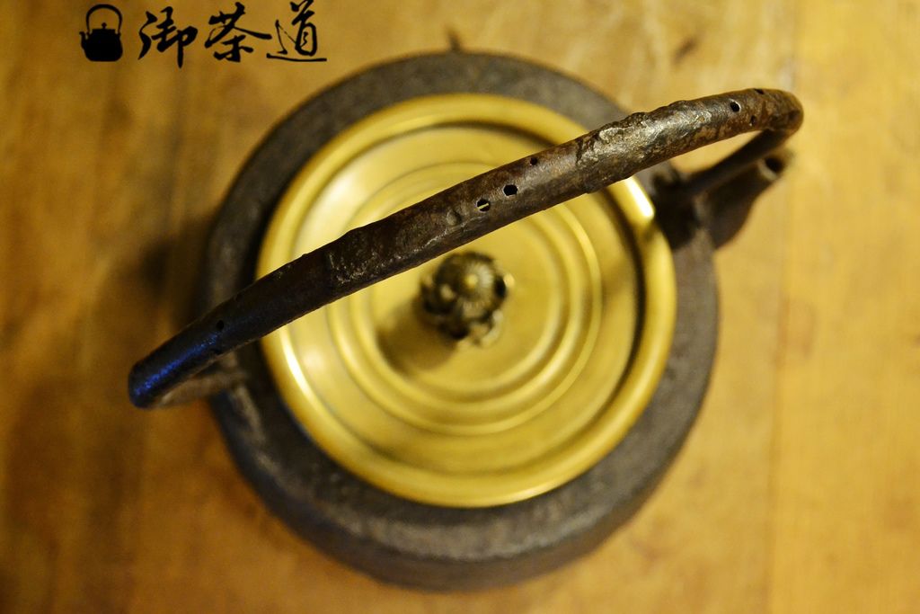 木越三右衛門蟲蝕垂尾老鐵壺@ 鐵壺,老鐵壺,日本老鐵壺,銀壺,名家茶道具