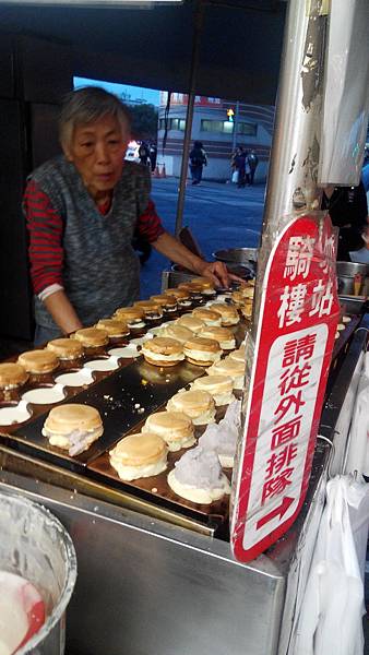 台中火車站前賣紅豆餅的老婆婆