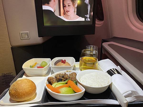 國泰航空商務艙午晚飛機餐，泰國飛香港，享受飛行美食和當地特色