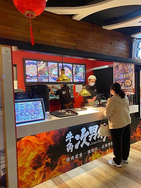 牛角次男坊，火山燒肉丼，美食街日式燒肉華麗登場。