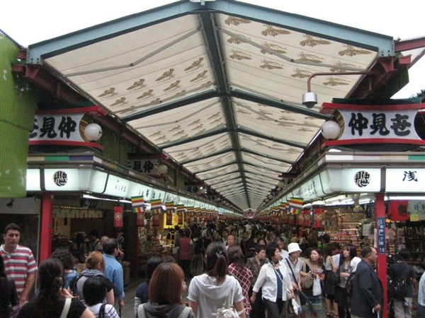 仲見世加了遮雨棚耶