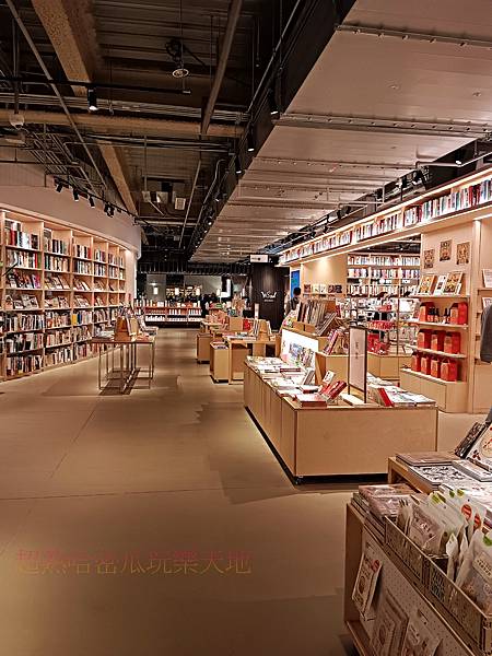 TSUTAYA蔦屋書店桃園藝文店店內照 (2).jpg