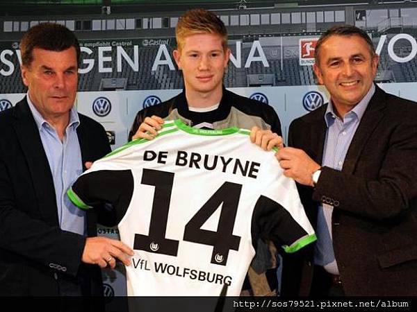 urn-newsml-dpa-com-20090101-140120-99-05585-large-4-3-kevin-de-bruyne-traegt-kuenftig-das-trikot-des-vfl-wolfsburg-foto-peter-steffen-dpa-pt-8-3662483673