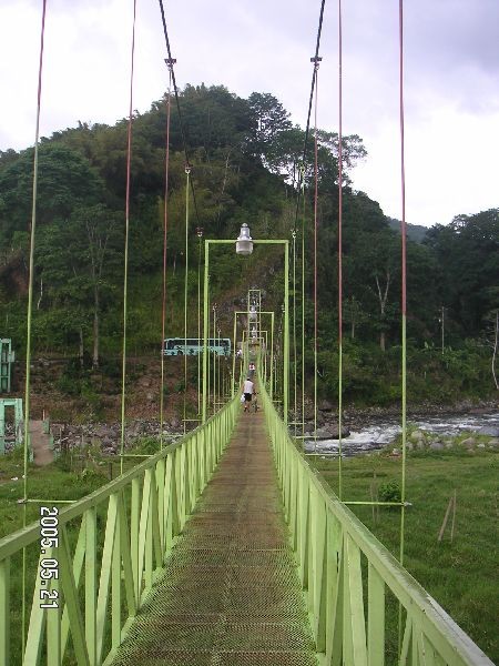 走吊橋。