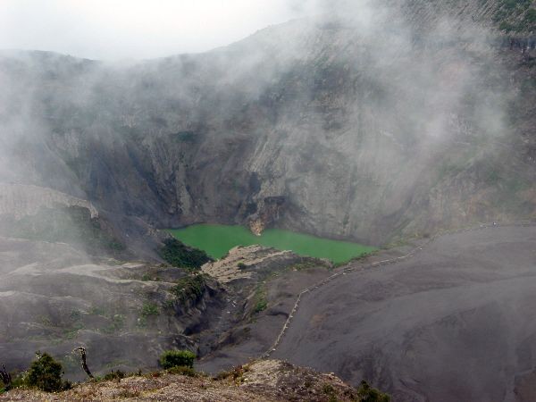 我的短火山湖，加上一點雲霧版