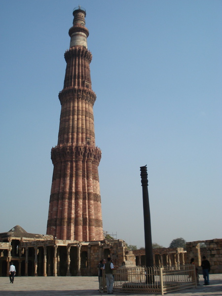 德里 Delhi古達明納塔 Qutab Minar (2) 大塔72公尺小塔7.2公尺.jpg