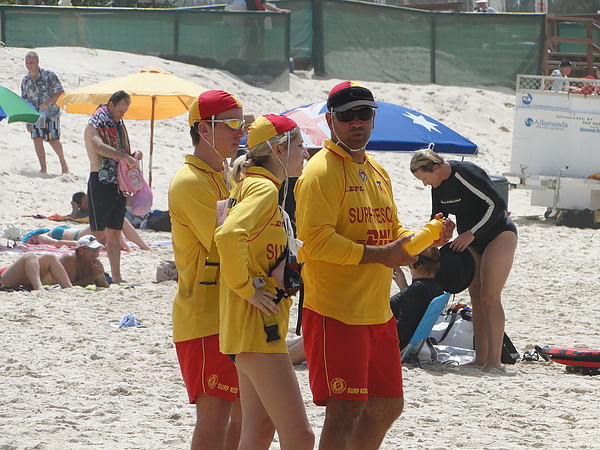 Gold Coast (13) 盡職的救生員,泳帽很可愛,應該是怕溺水者情急亂抓頭髮吧!