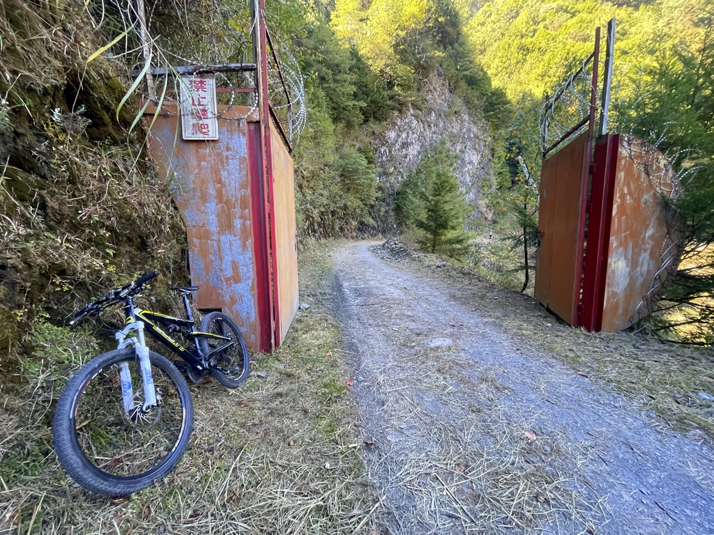 追山 ─ 大雪山200林道50K + 北三叉山登山口親子騎乘