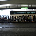 很多人在等Shuttle bus