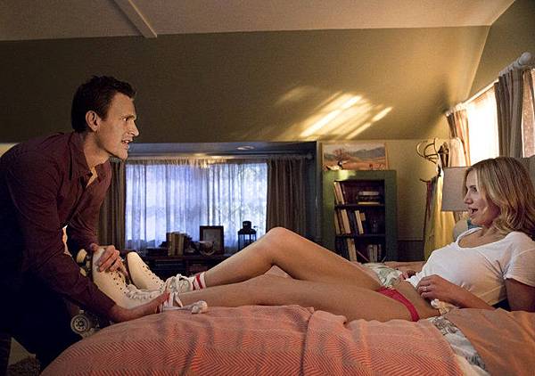 jason-segel-gets-into-bed-with-cameron-diaz-in-sex-tape-first-still