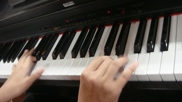 小葵彈鋼琴