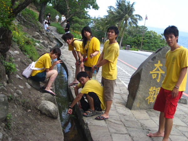 一群人圍著一條水溝
