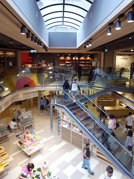 台北市誠品敦南店改裝後B2誠品風格文具館全景.JPG