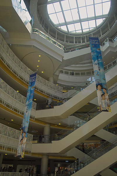 高雄市夢時代購物中心試營運蛋的空間仰景.jpg