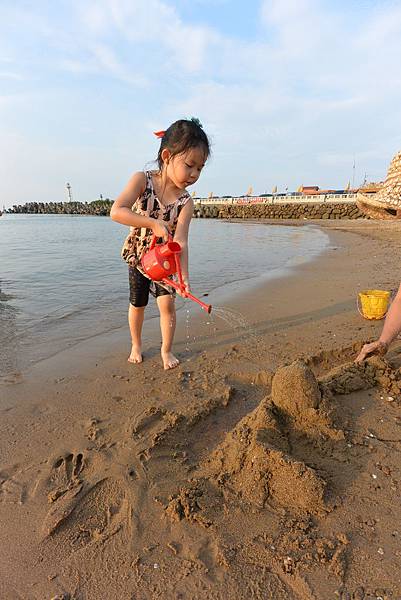 亞亞與妹妹的夏末踏浪 (2).JPG