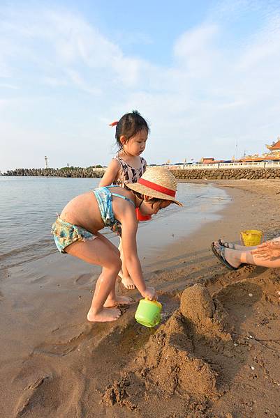 亞亞與妹妹的夏末踏浪 (3).JPG