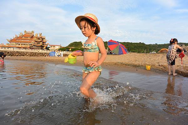 亞亞與妹妹的夏末踏浪 (5).JPG