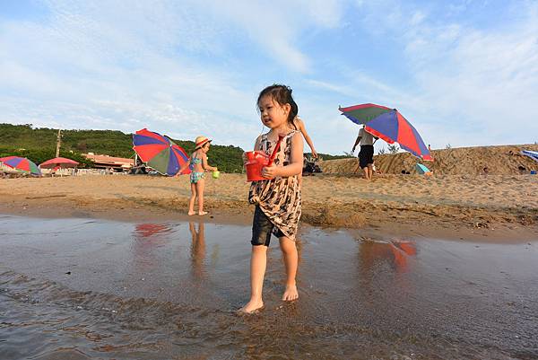 亞亞與妹妹的夏末踏浪 (6).JPG