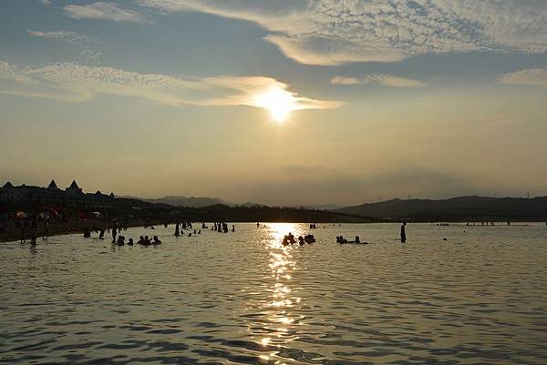 亞亞與妹妹的夏末踏浪 (7).JPG