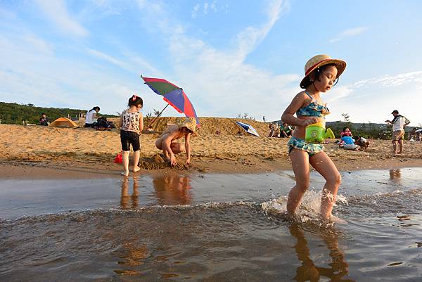 亞亞與妹妹的夏末踏浪 (12).JPG