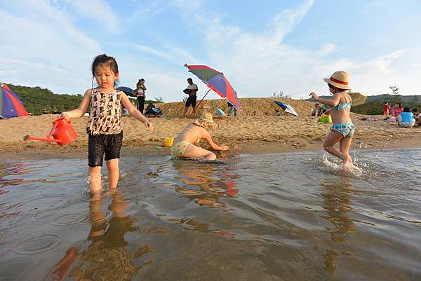 亞亞與妹妹的夏末踏浪 (14).JPG