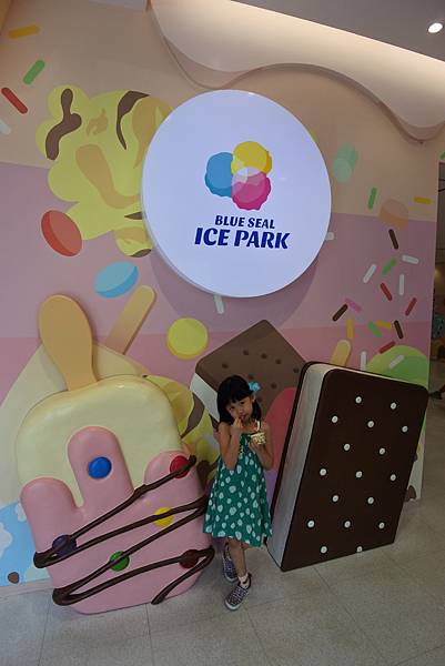 日本沖縄県BLUE SEAL ICE PARK (13).JPG