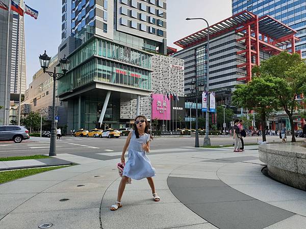 亞亞的信義區時尚小模 (1).jpg