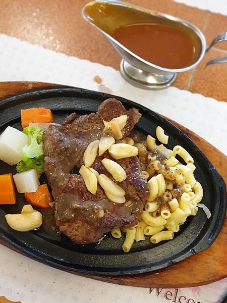 亞亞泡湯後的牛排大餐 (3).jpg