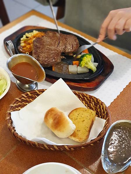 亞亞泡湯後的牛排大餐 (4).jpg