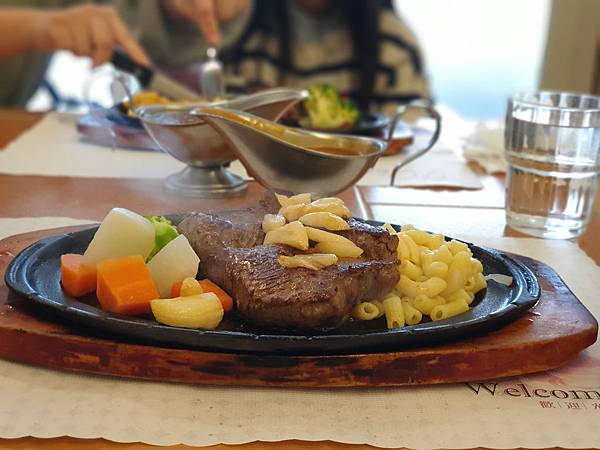 亞亞泡湯後的牛排大餐 (1).jpg