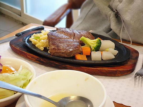 亞亞泡湯後的牛排大餐 (2).jpg