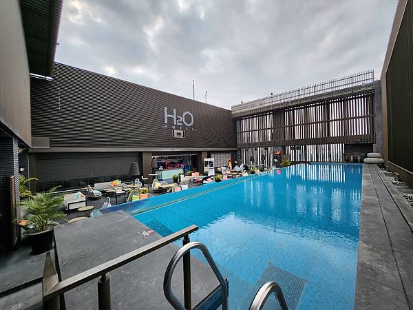 高雄市H₂O Hotel 水京棧國際酒店：頂樓游泳池 (10).jpg