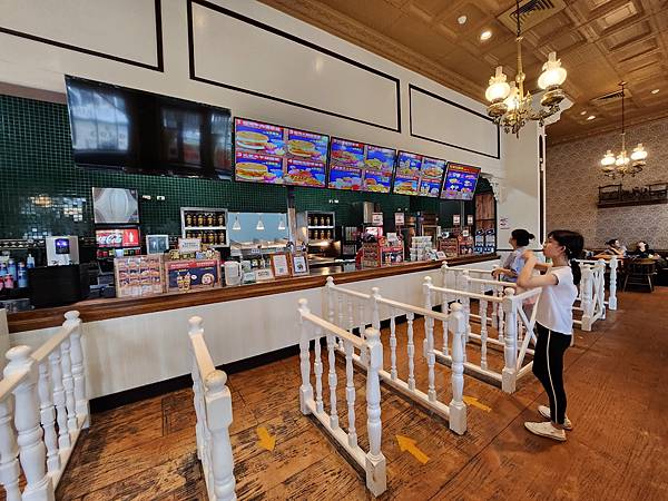 新竹縣關西鎮六福村主題遊樂園：漢堡店 (9).jpg