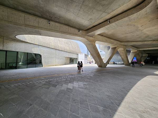 韓國首爾市東大門設計廣場 (6).jpg