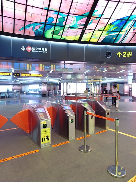 高雄市捷運美麗島站改札口.JPG