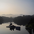 苗栗縣頭屋鄉明湖水漾會館大門水池&雕塑.jpg